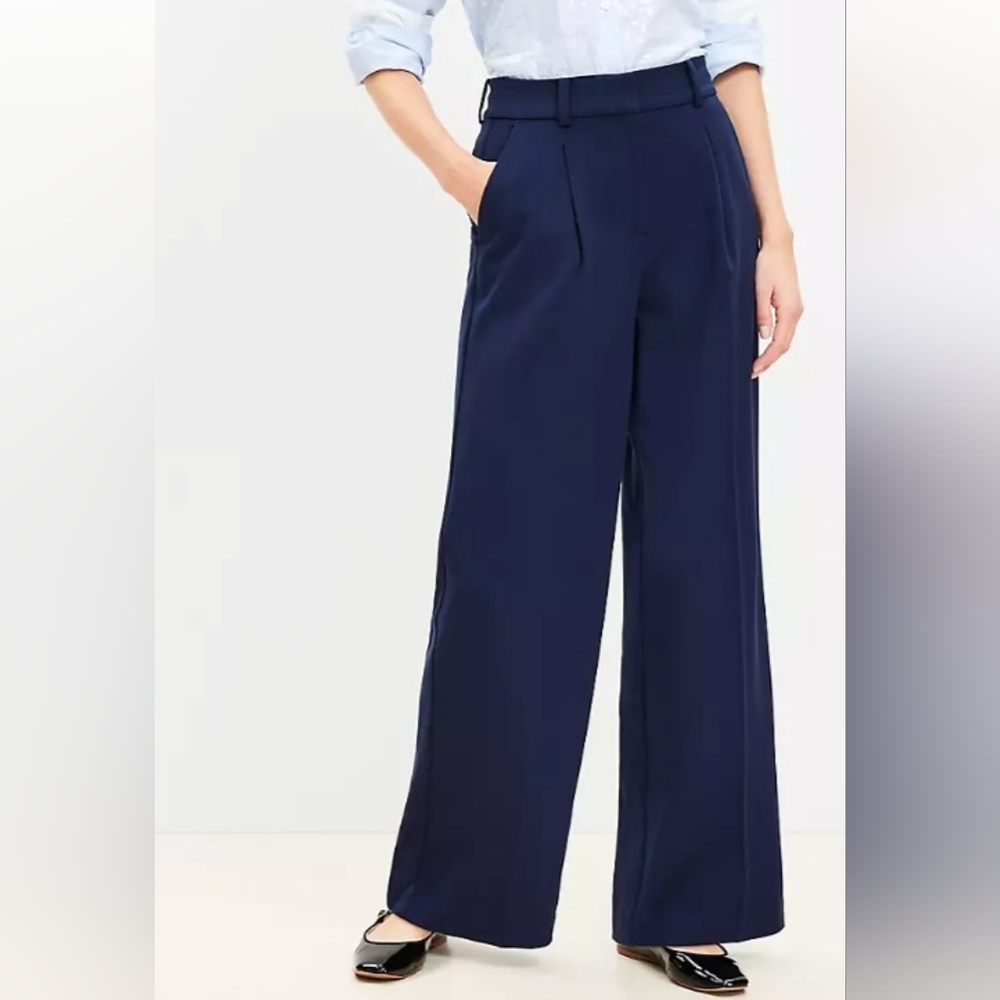 New black LOFT wide leg / high waist trousers with 2 front pleats.